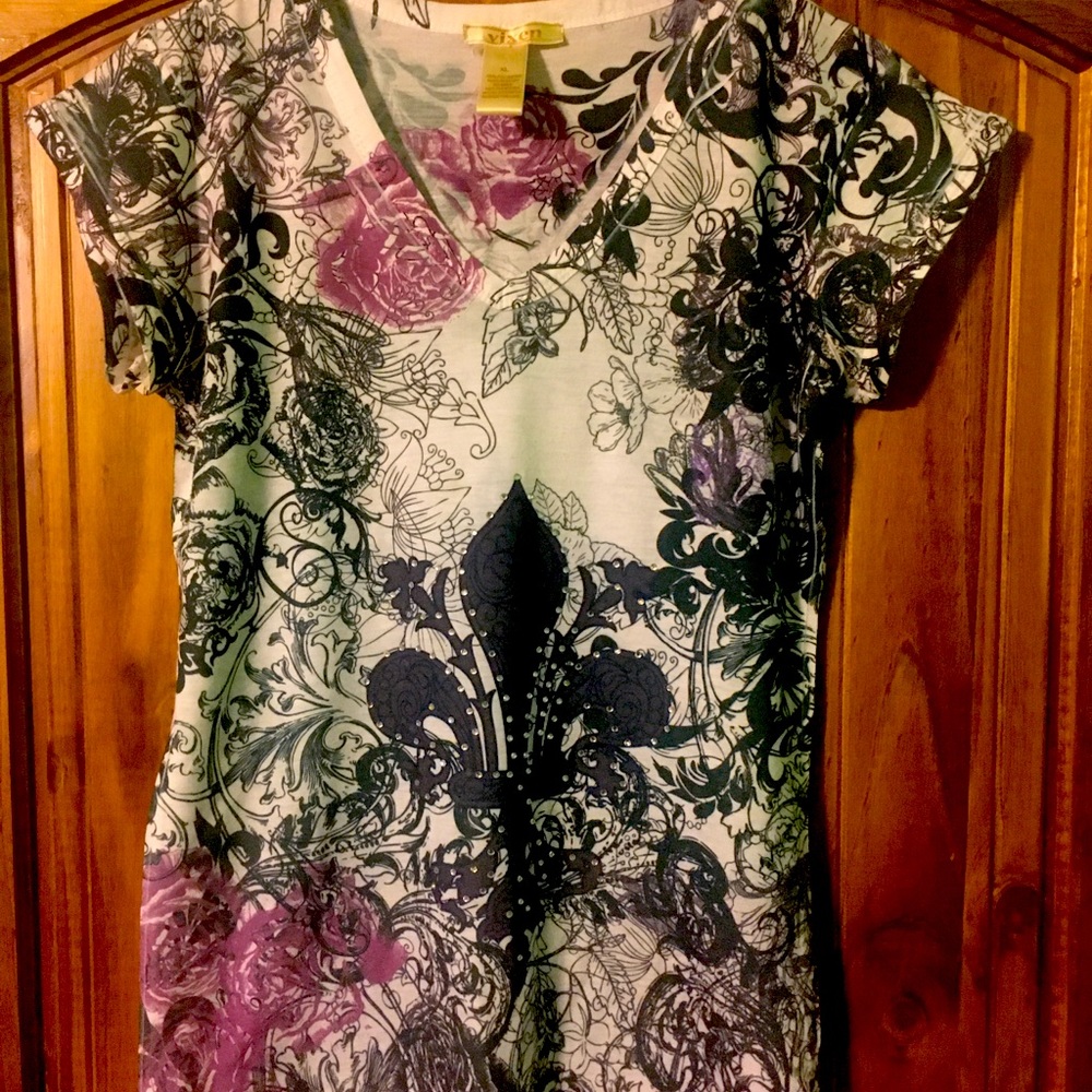 fleur-de-lis design top.